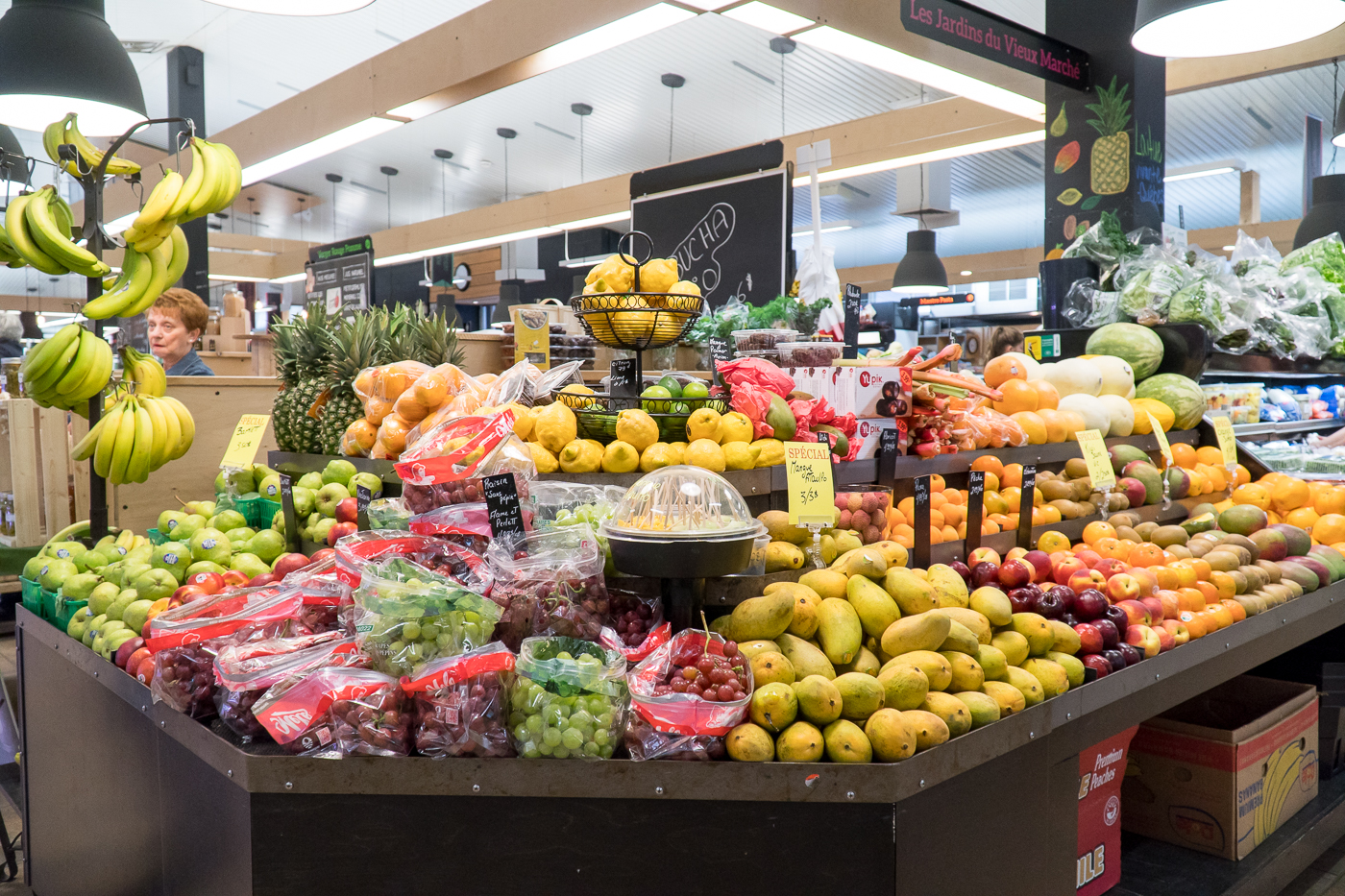 Étalage de fruits et légumes au marché public de Drummondville