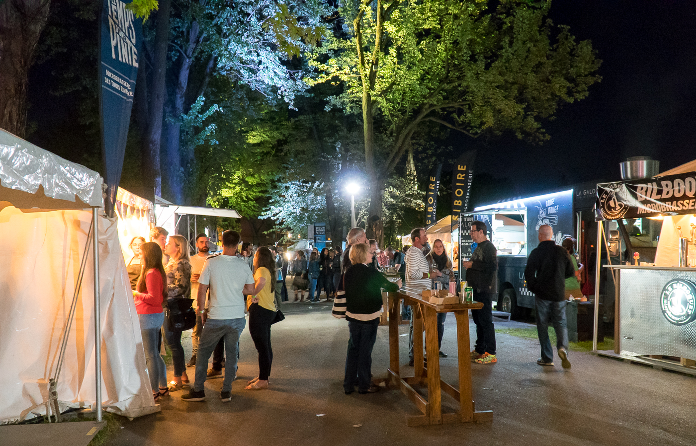 Gens qui boivent au festival de Drummond en bière