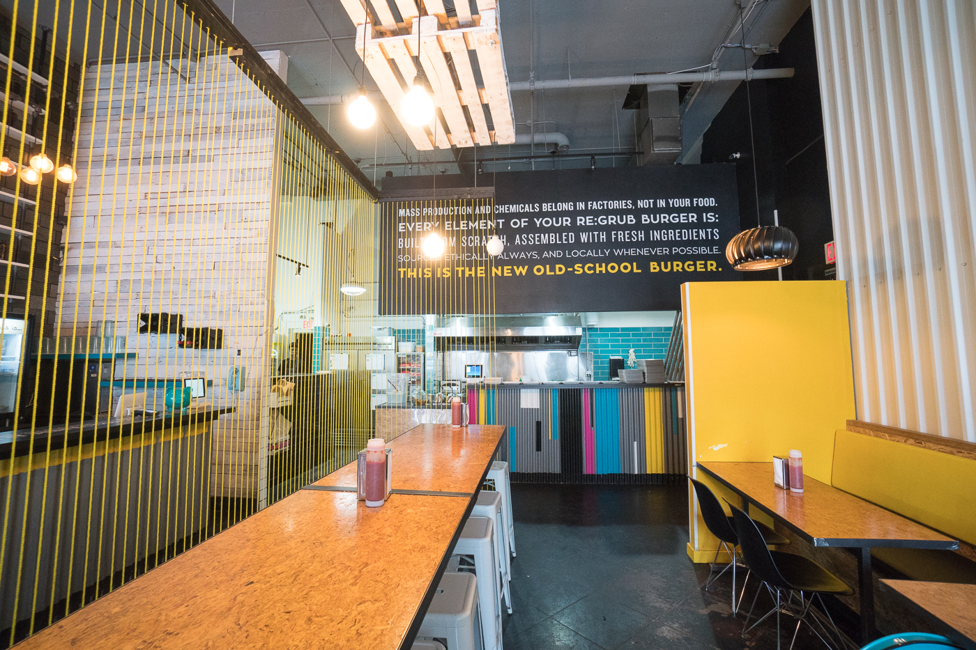 Intérieur du Regrub, burgers à Calgary, Canada