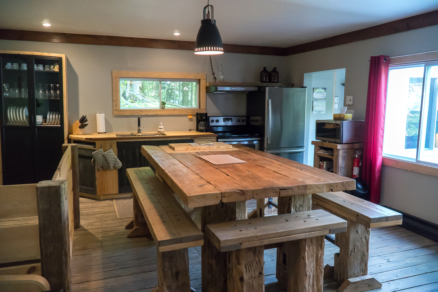 Intérieur et salle à manger/cuisine des Chalets Howard des Cantons-de-l'Est