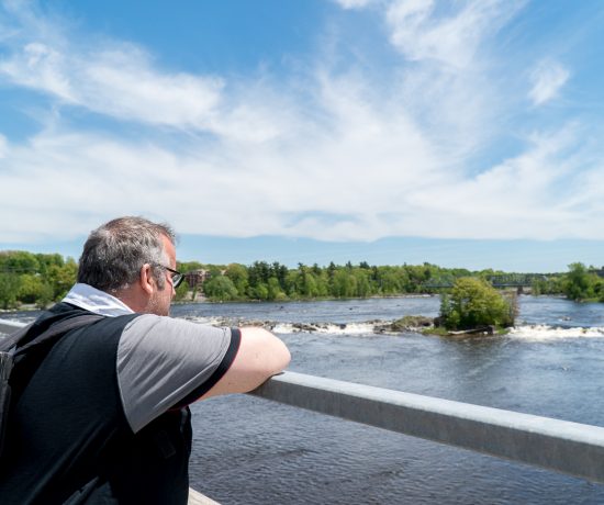 Jérôme sur le pont de Drummondville avec vue sur la rivière