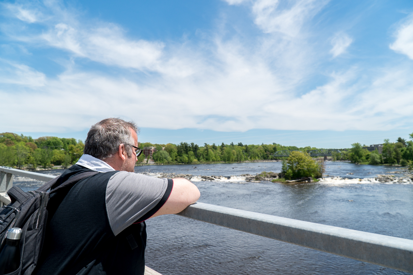 Jérôme sur le pont de Drummondville avec vue sur la rivière