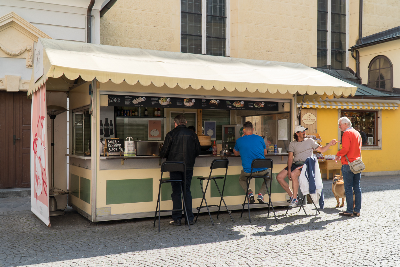 Kiosque de street food dumplings à Graz