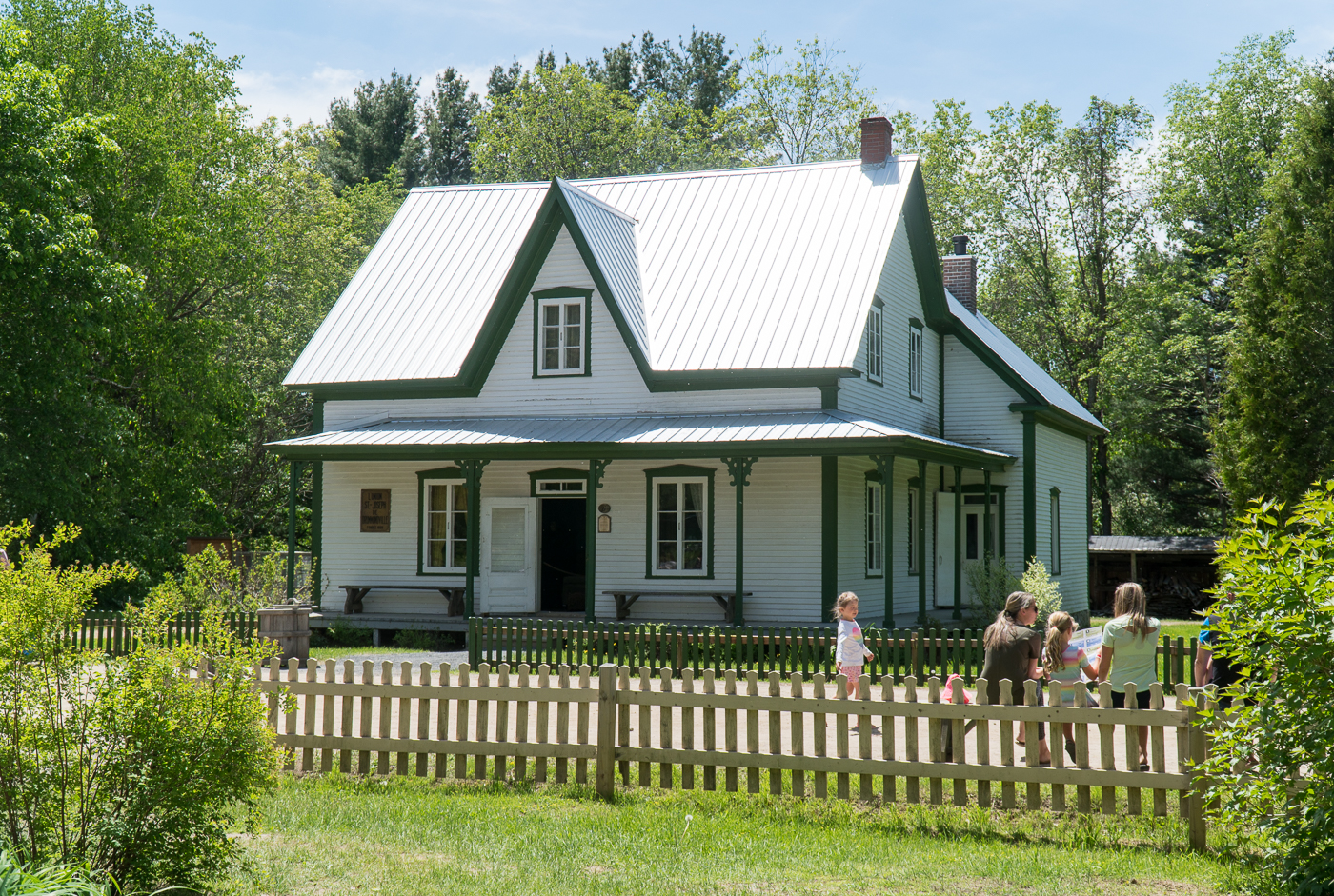 Maison ancestrale au village québécois d'antan