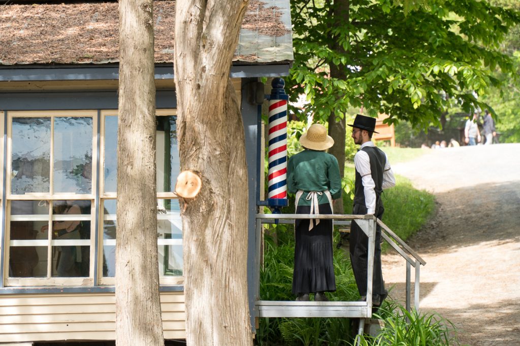 Personnages sur balcon du village québécois d'antan - quoi faire en week-end à drummondville