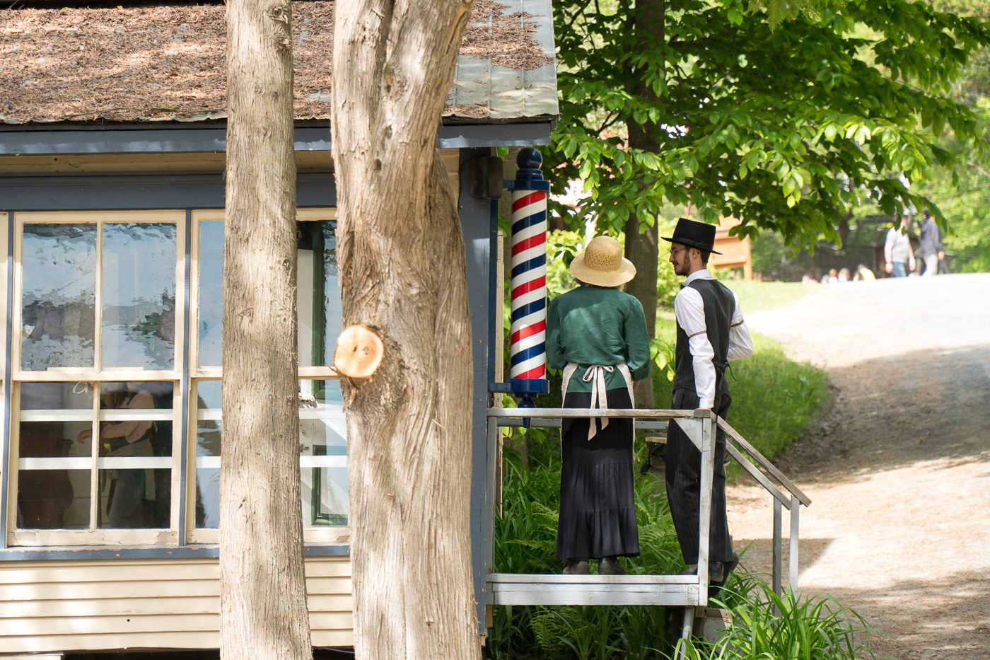 Personnages sur balcon du village québécois d'antan - quoi faire en week-end à drummondville 