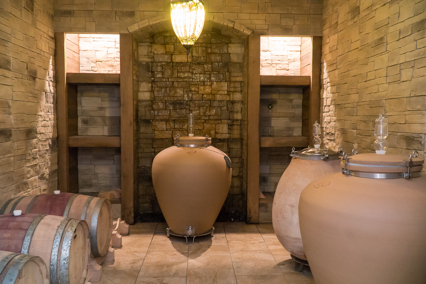 Salle de chais du Coteau des artisans avec les premiers amphores au Québec