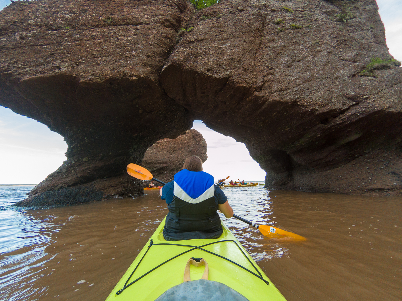 En kayak sous l'arche de la baie de Fundy