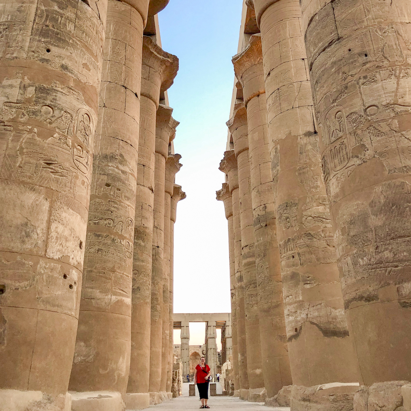 Jennifer entre les colonnes du temple de Luxor - Égypte en été