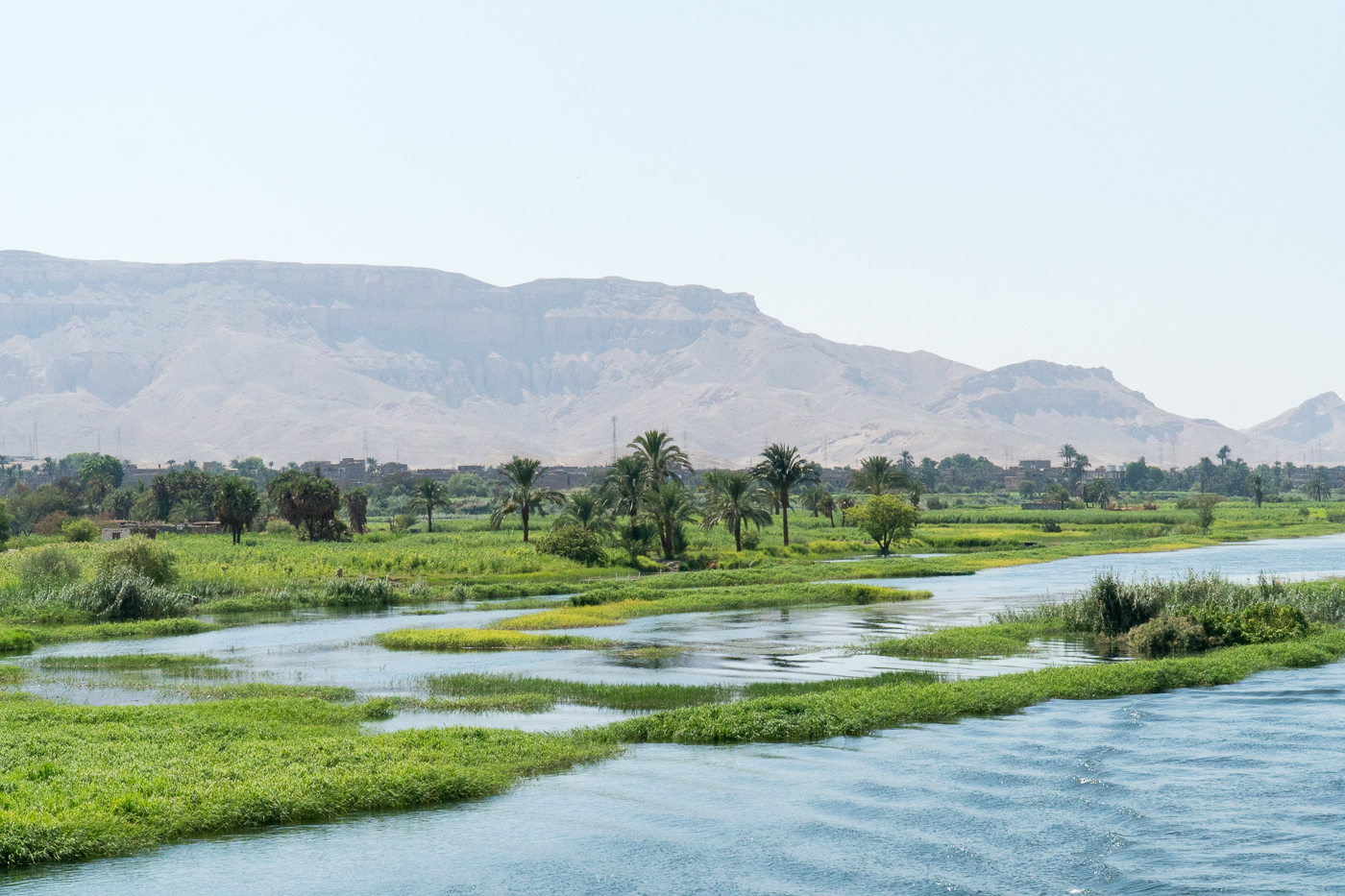 Vue et panorama du bateau sur le Nil, fleuve d'Égypte