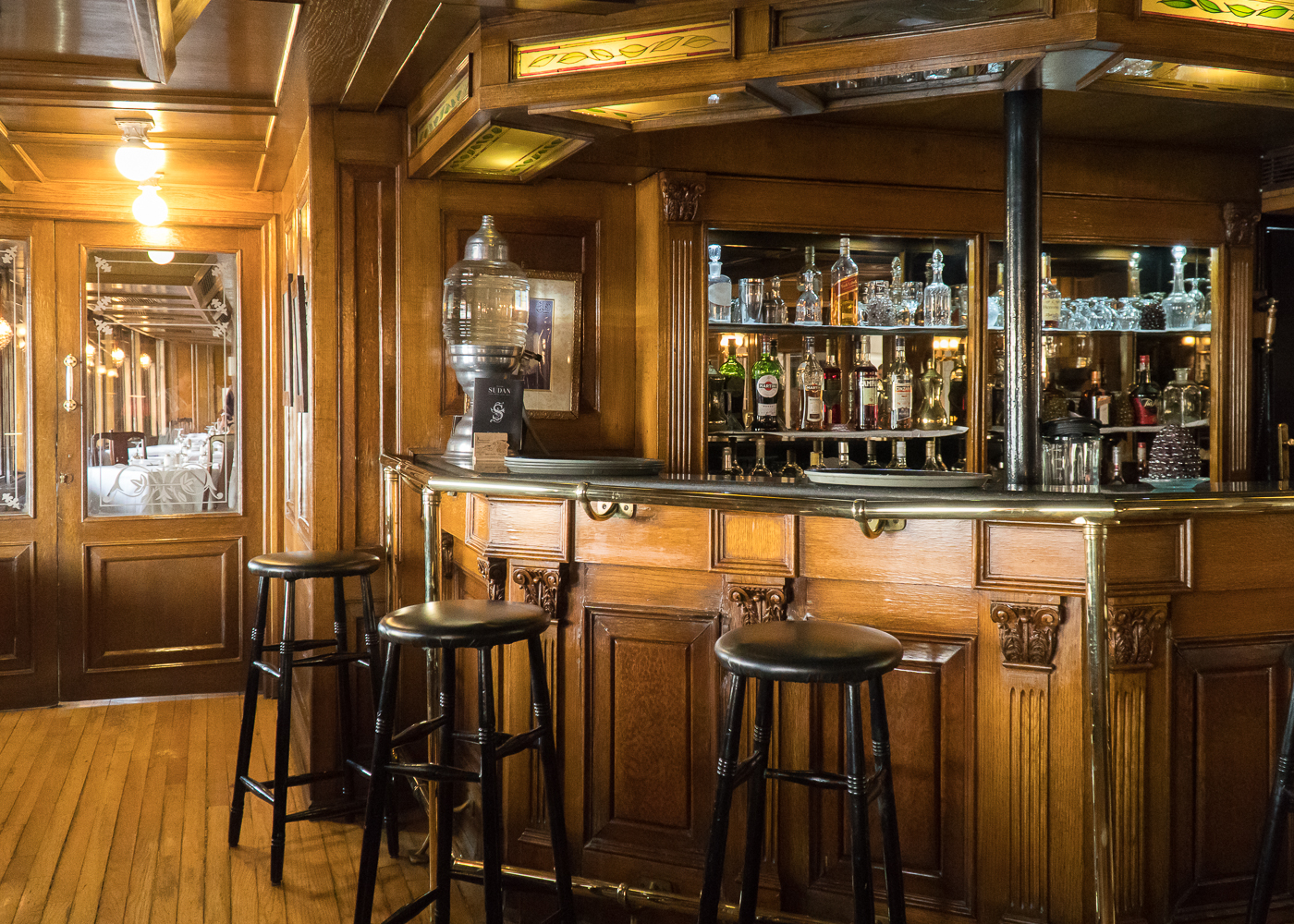 bar du salon en bois Steam Ship Sudan de Voyageurs du monde