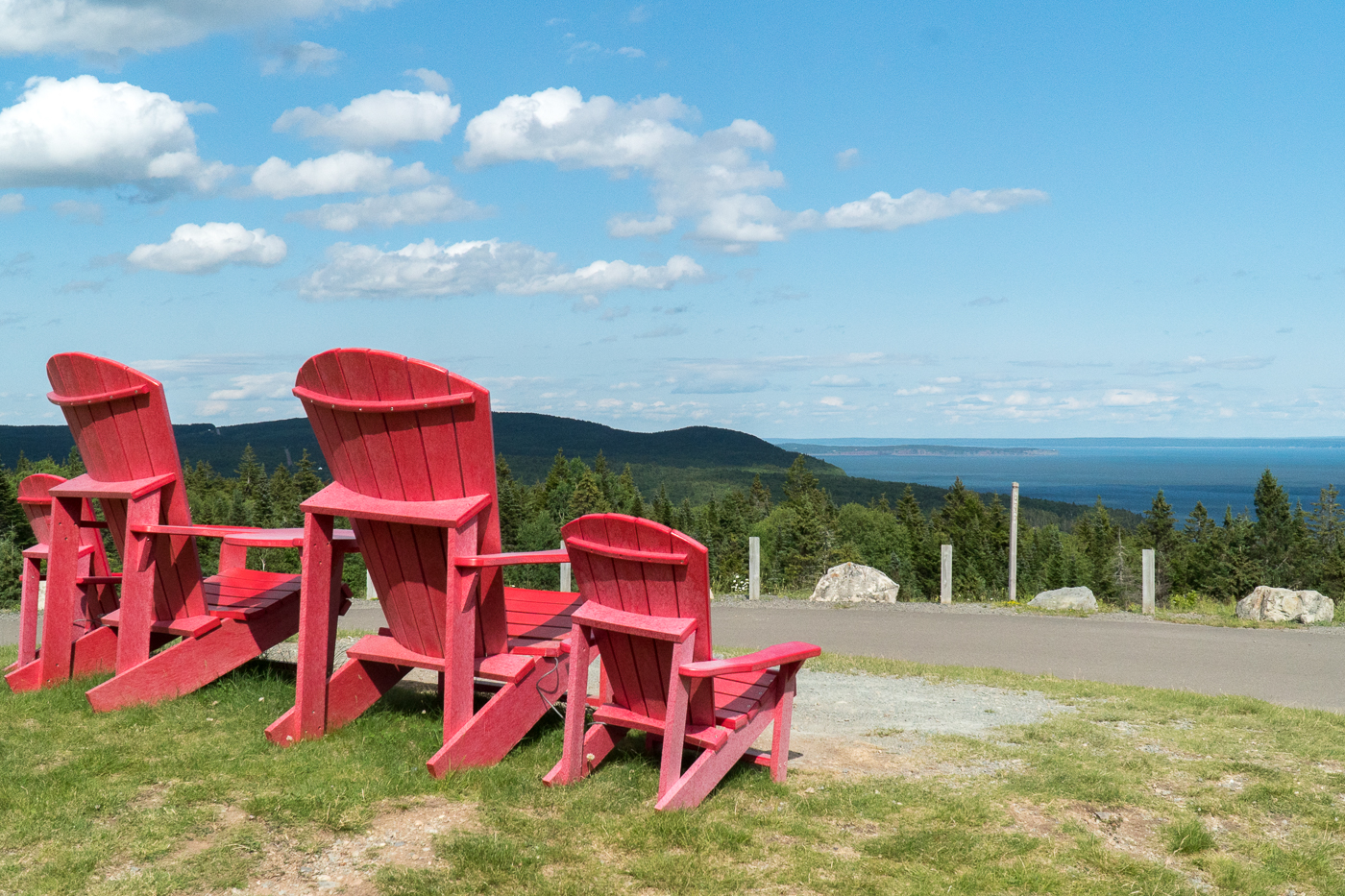 Chaises rouges au parc national Fundy à Alma, Nouveau-Brunswick