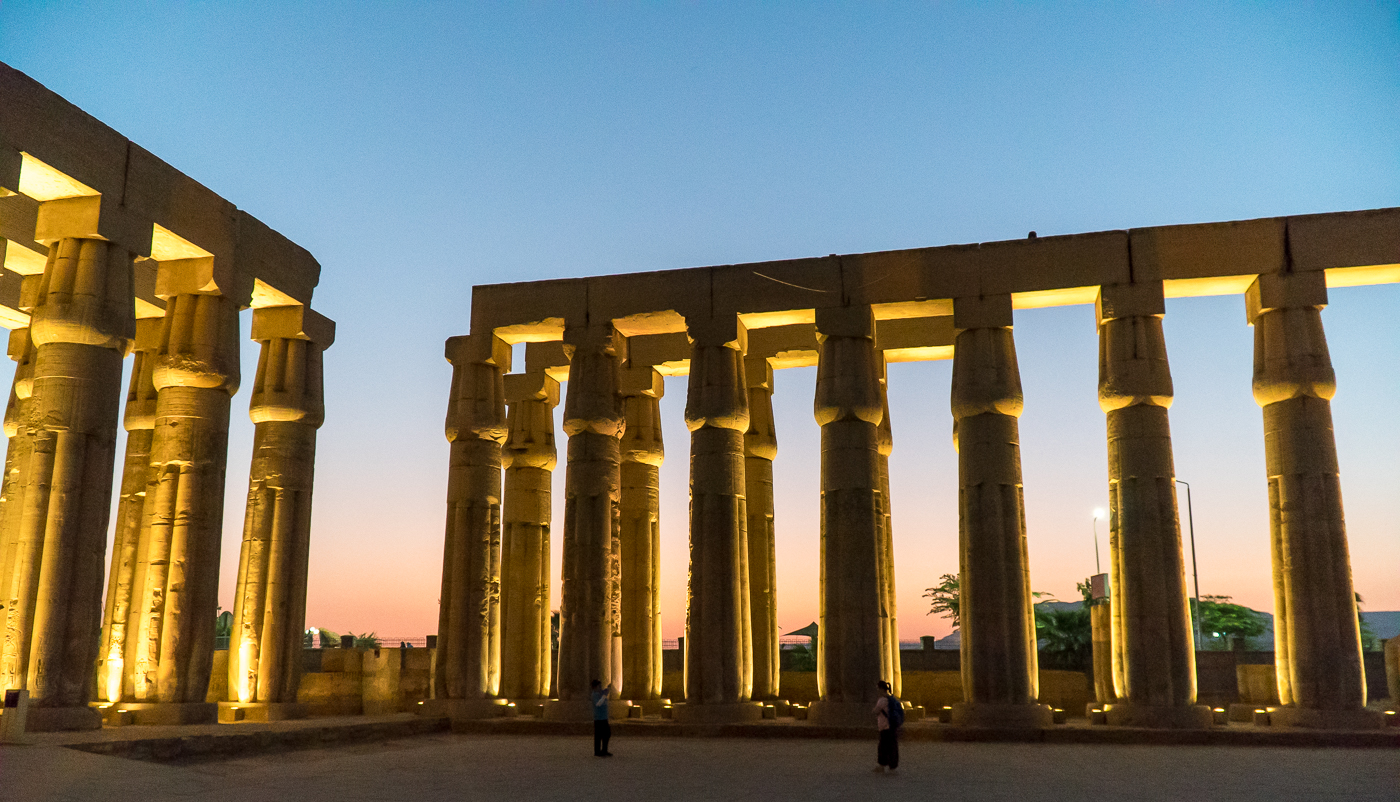 Colonnes du temple de Louxor au coucher de soleil la nuit