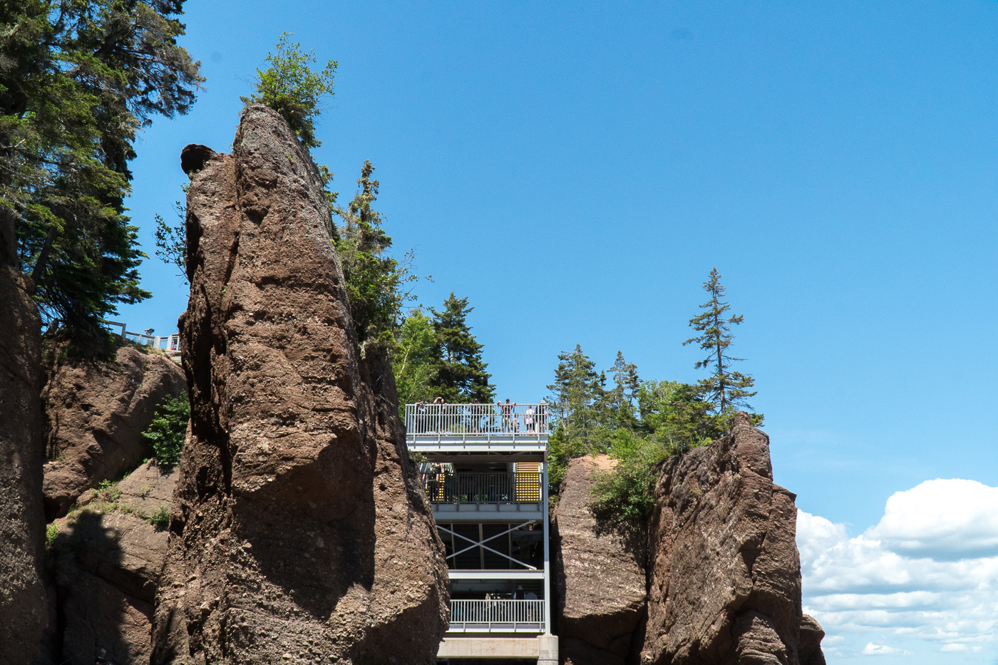 Escalier belvédère à Hopewell Rocks de baie de Fundy