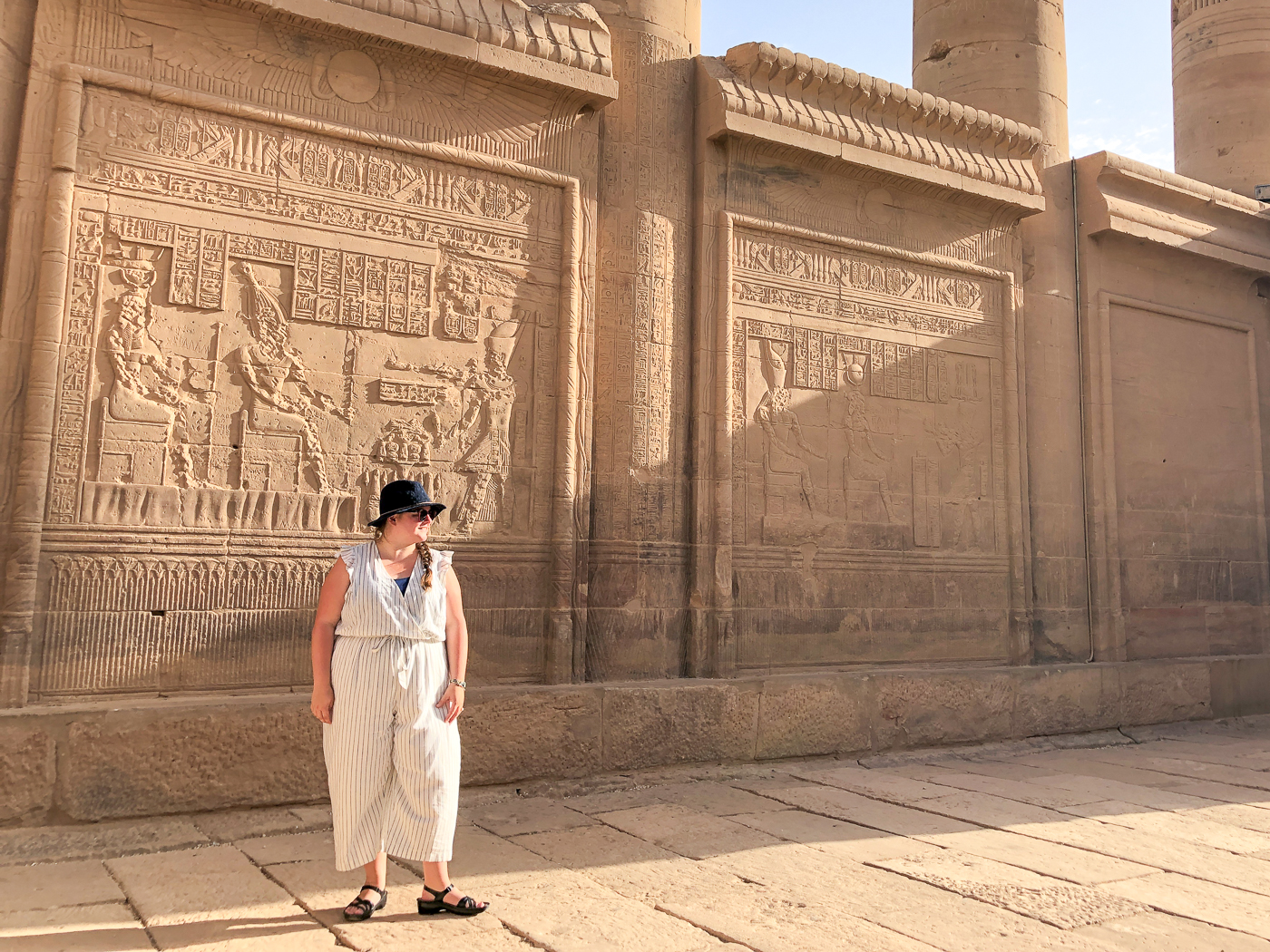 Jennifer au temple de Philae en Égypte