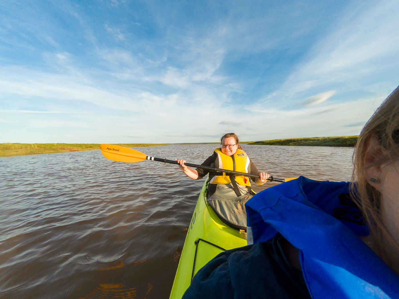 Jennifer avec pagaie à l'arrière du kayak