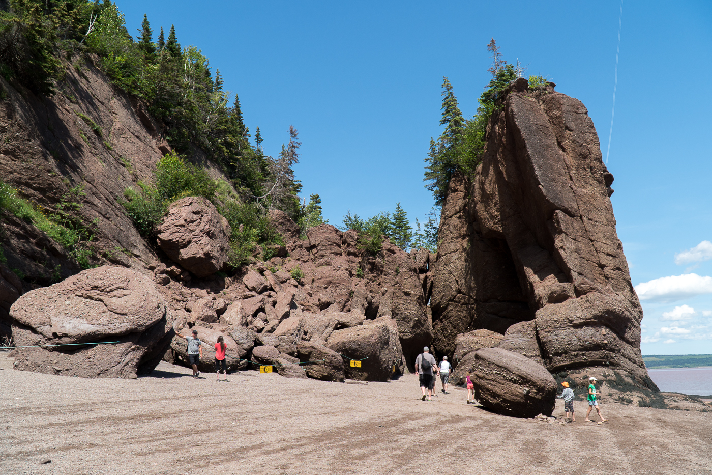 Marche sur le fond de l'océan à Hopewell Rocks au Nouveau-Brunswick