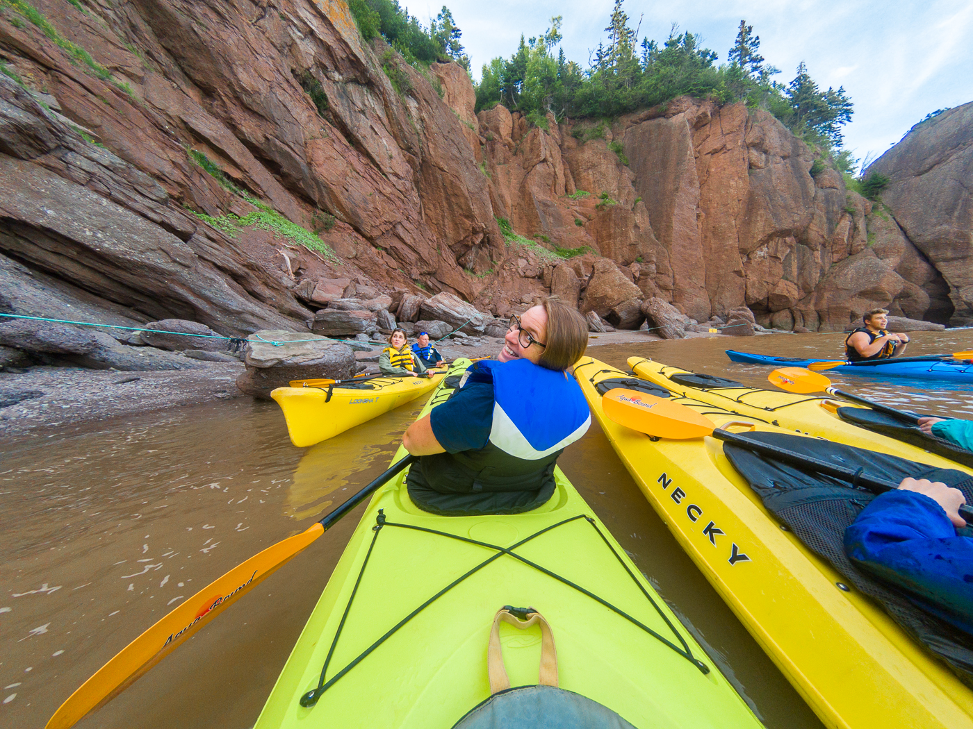 Maude en kayak avec groupe de kayakistes dans la baie de Fundy