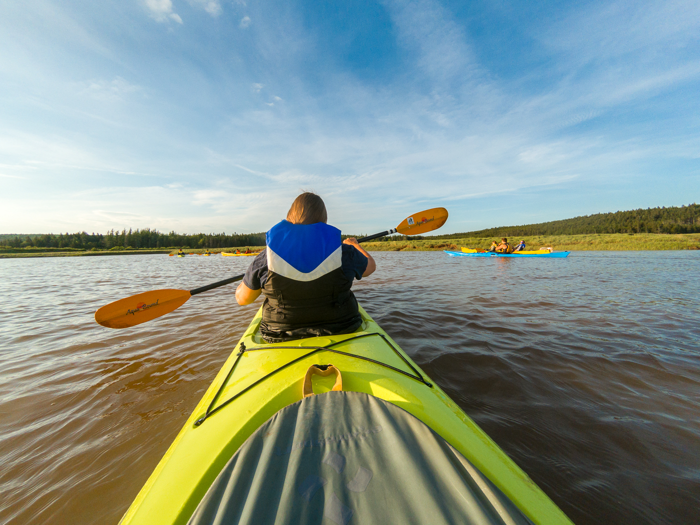 Maude en kayak dans marais - Nouveau-Brunswick