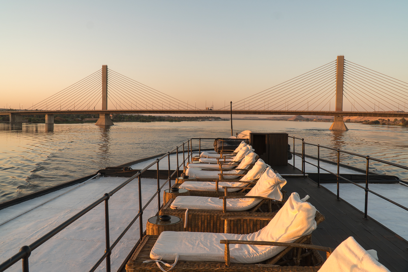 Pont supérieur de la croisière sur le nil au coucher de soleil sous le pont