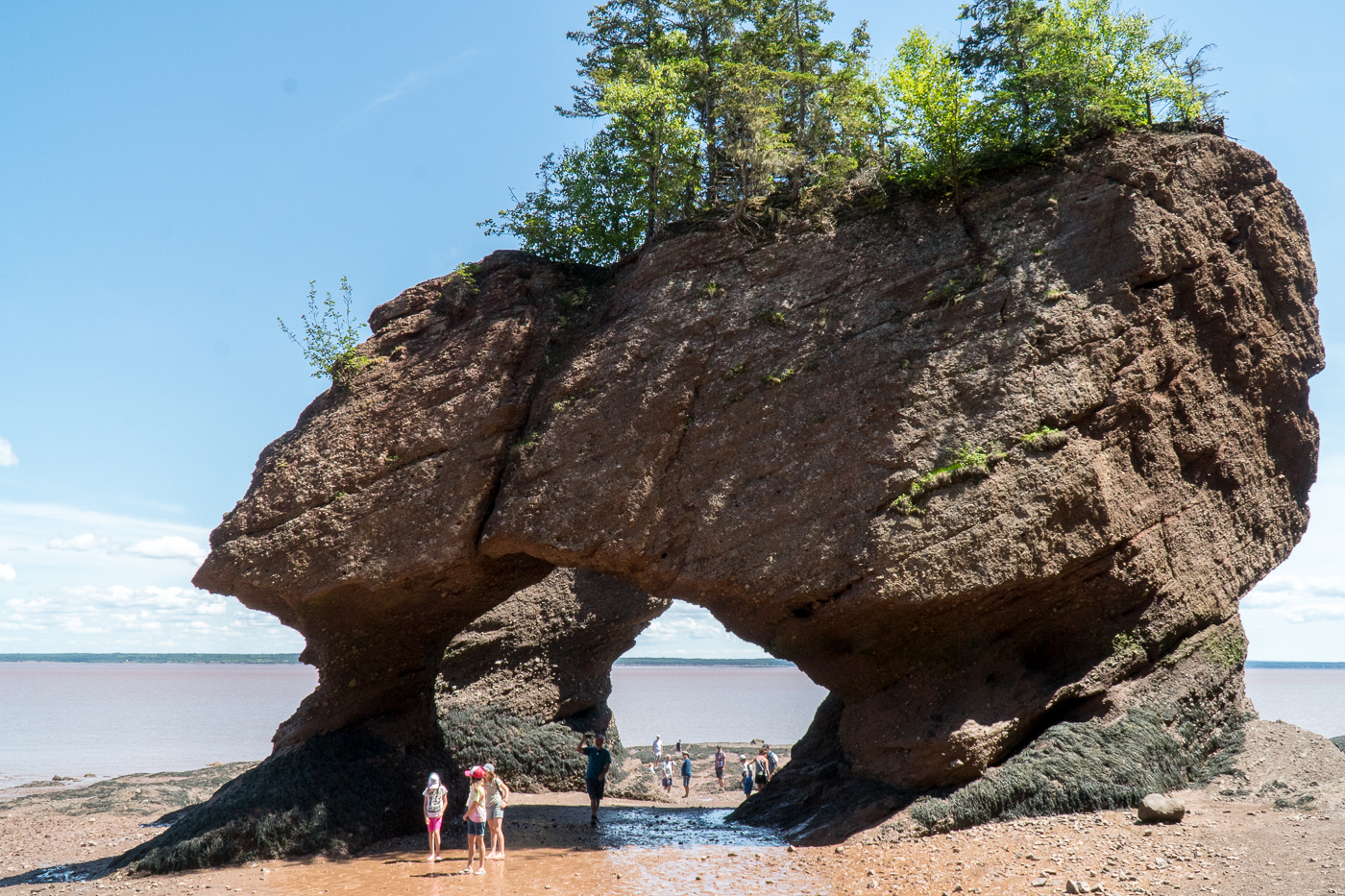 Rocher avec arche au ras de la mer