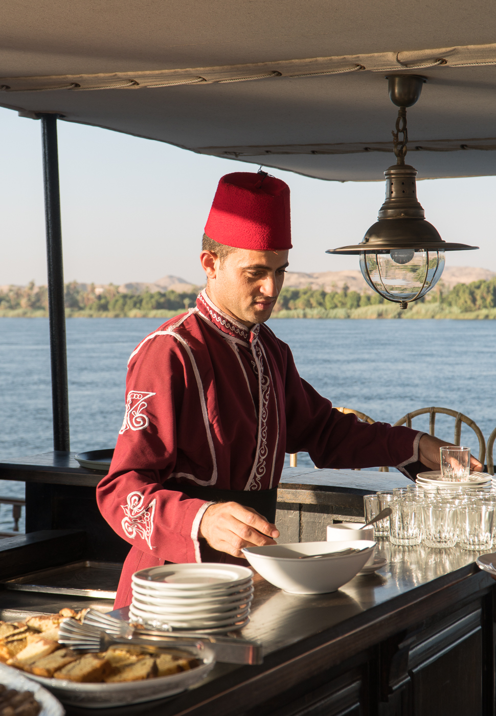 Serveur égyptien sur le pont pour l'heure du thé