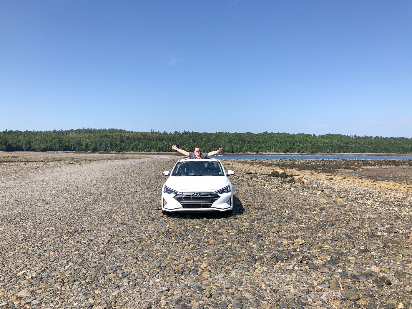 Voiture sur le fond de la baie de Fundy à marée basse - Traversée vers Minister's Island