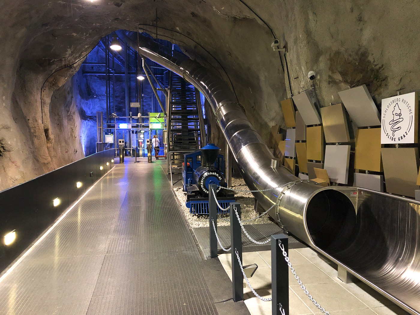 Schlossbergrutsche, glissade intérieure à faire absolument à Graz au Schlossberg