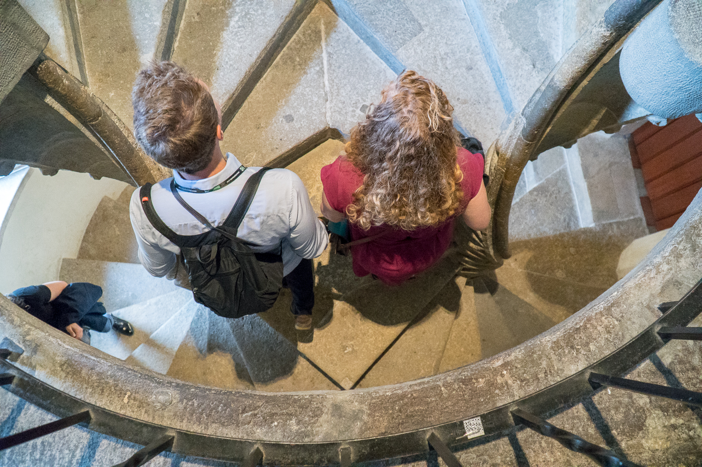 Deux personnes dans l'escalier double en colimaçon Doppelwendeltreppe au Burg de Graz