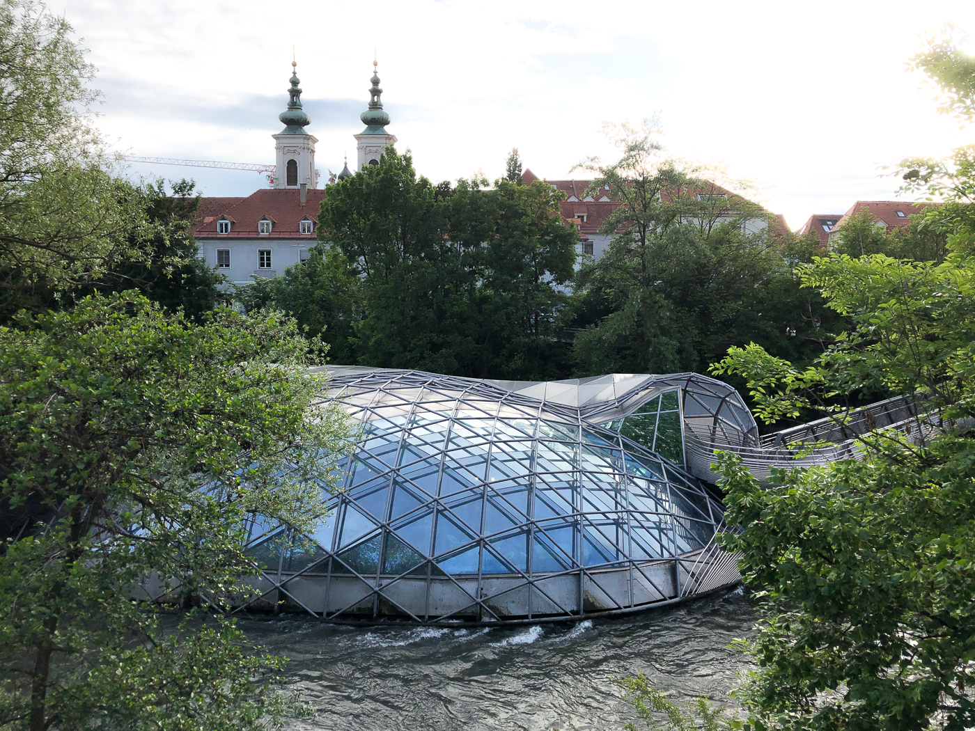 La fausse île Murinsel vue du bord de la rivière Mur à Graz