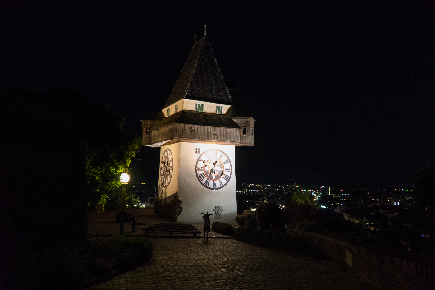 Panorama du Schlossberg au Uhrturm de Graz la nuit