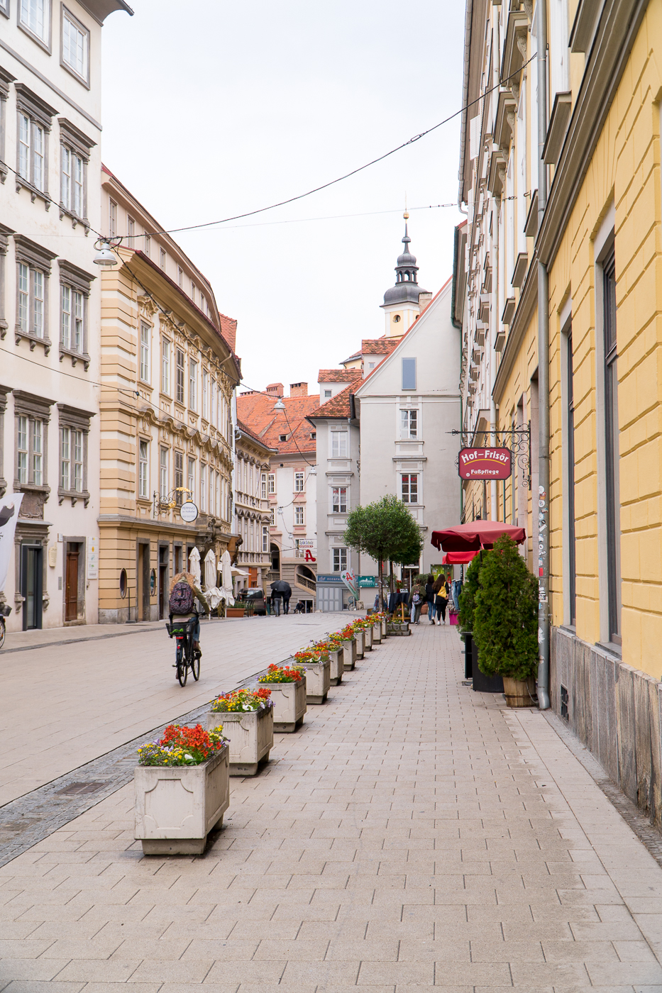 Personne à vélo dans la rue de Graz en Autriche