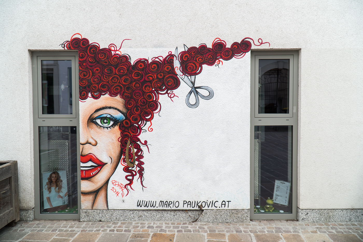 Street art de fille aux cheveux rouges dans le quartier de Lend