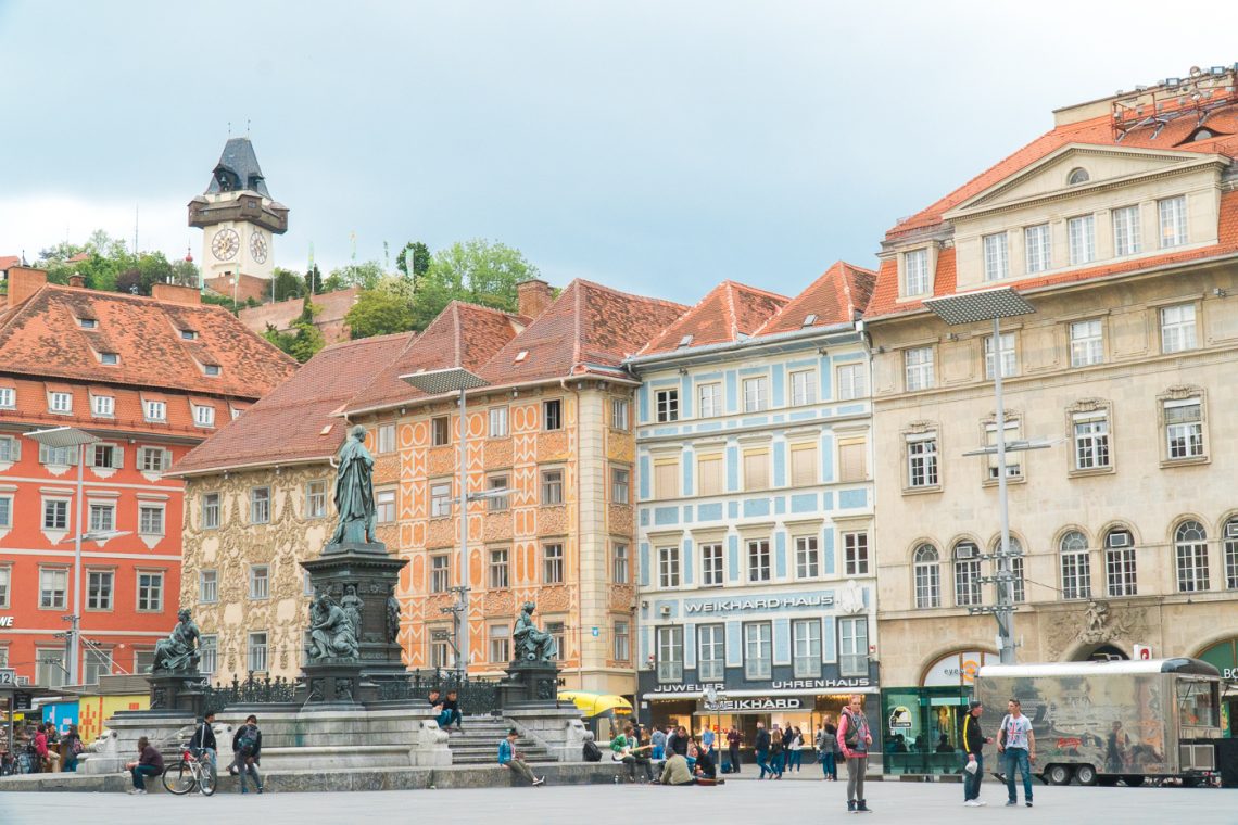 Vue sur le Schlossberg et la Hauptplatz de Graz en Autriche