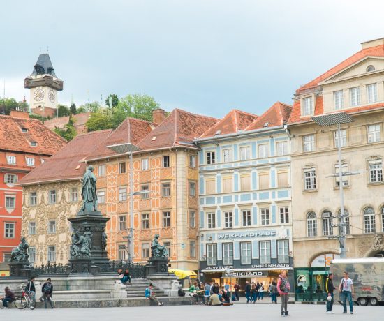 Vue sur le Schlossberg et la Hauptplatz de Graz en Autriche