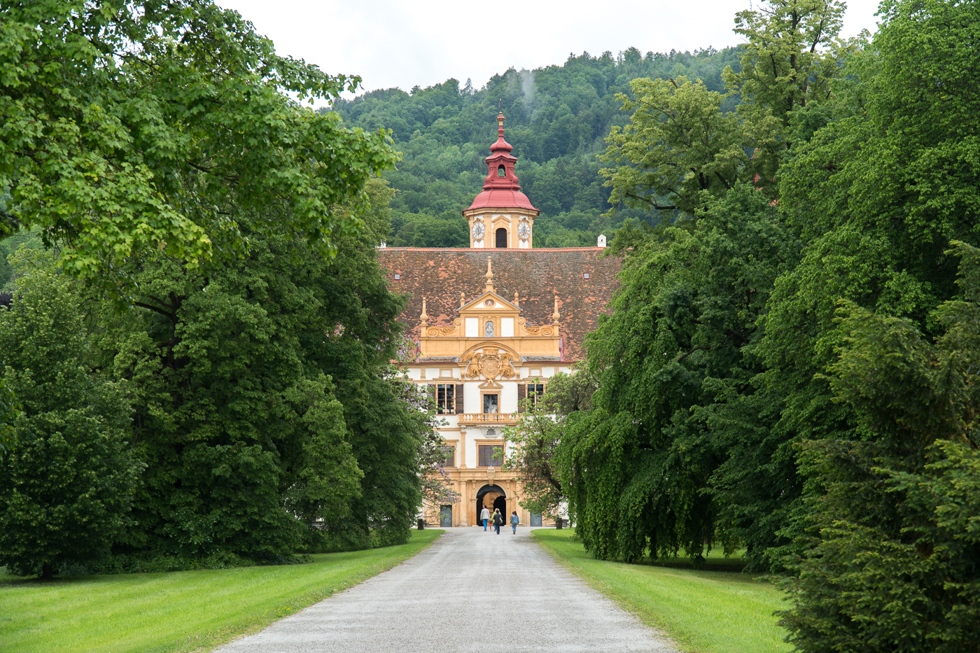 Allée menant au Château Eggenberg Schloss près de Graz