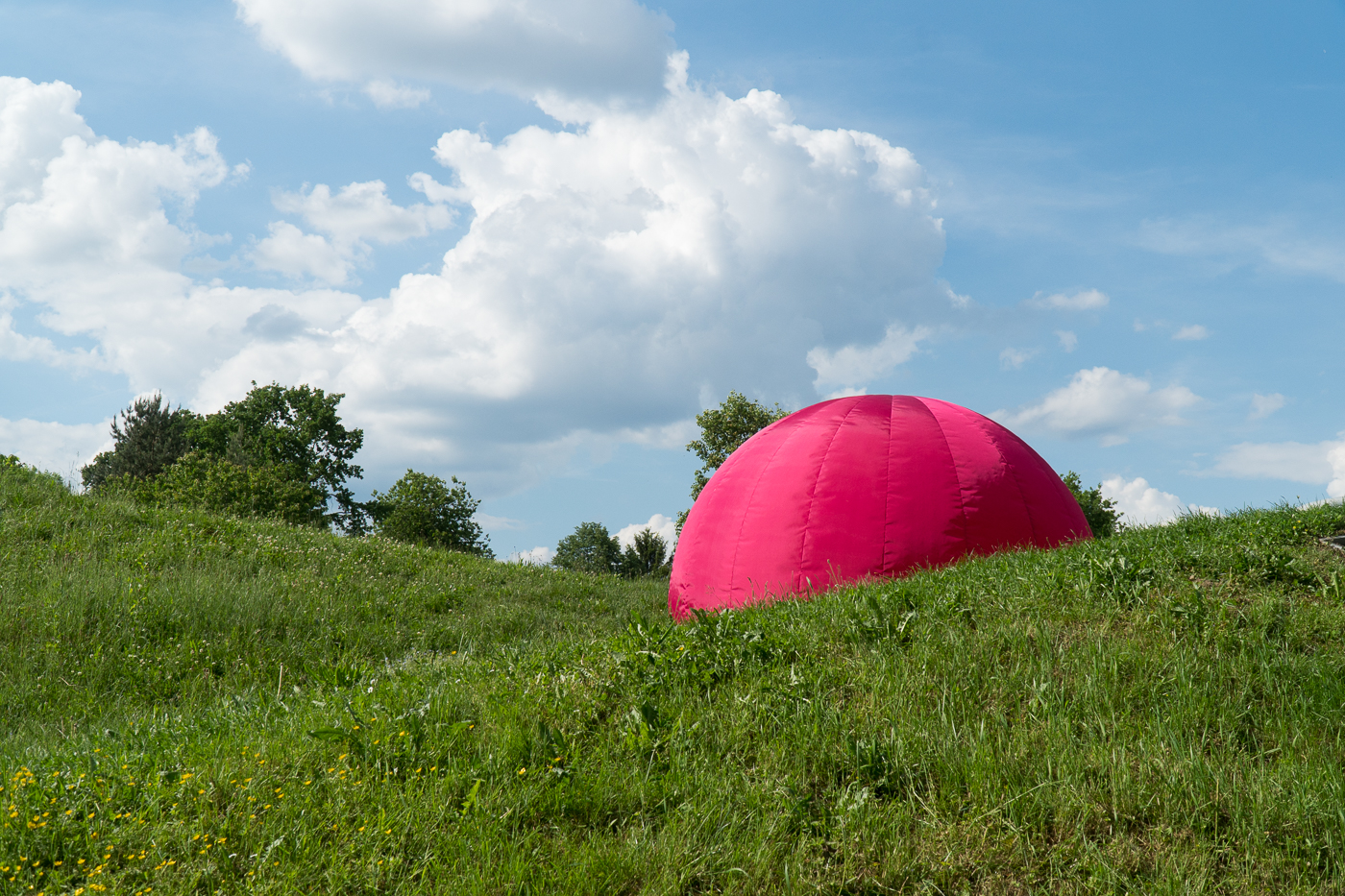 Art moderne, boule rose qui gonfle