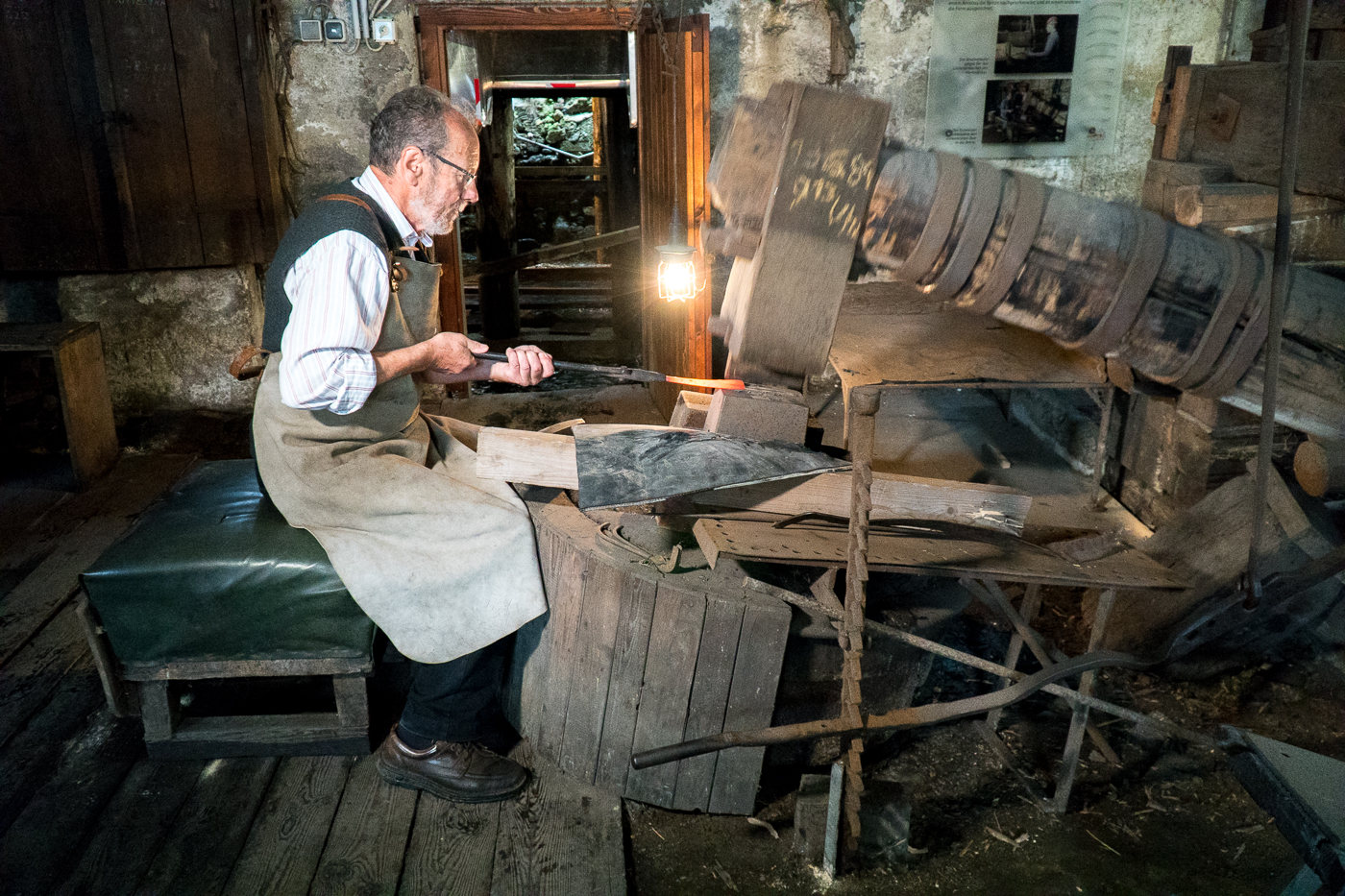 Artisan de la forge au musée de la faux d'Autriche