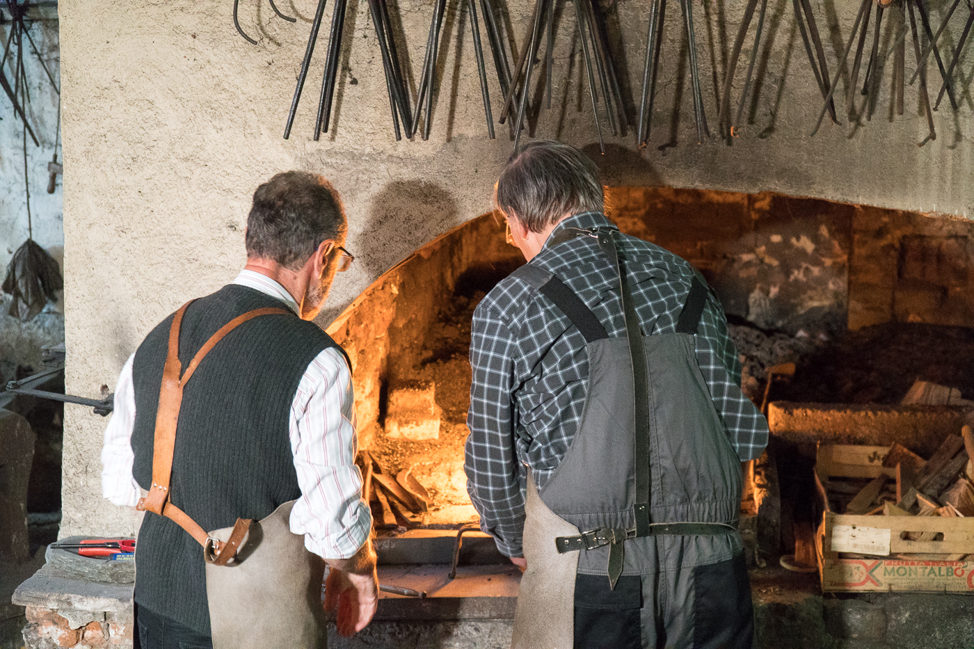 Artisans devant le feu à la Deutschfeistritz Scythe Forge Museum