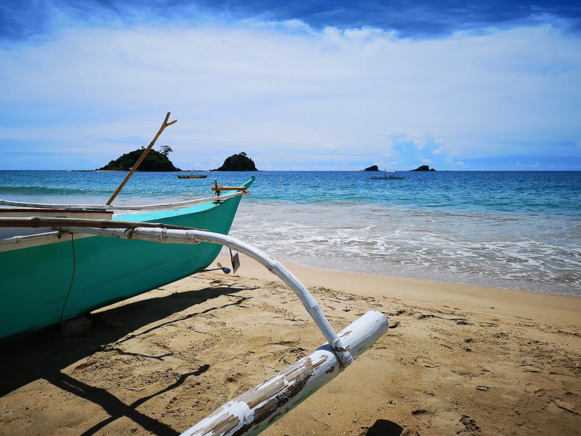 bateau sur la plage à Palawan