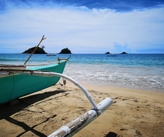 bateau sur la plage à Palawan