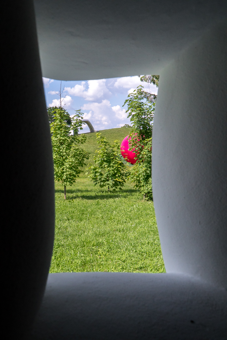 Boule rose par la fenêtre au Skulpturen Park Graz