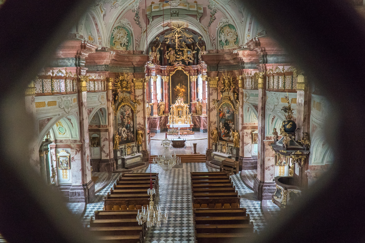 Chapelle/Église vue par un muret au Stift Rein