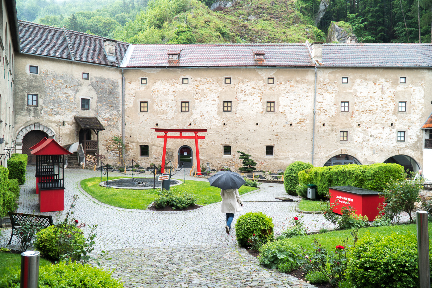 Cour intérieure asiatique du Burg Rabenstein en Autriche