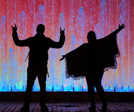 Danse devant fond rouge et bleu au Pérou