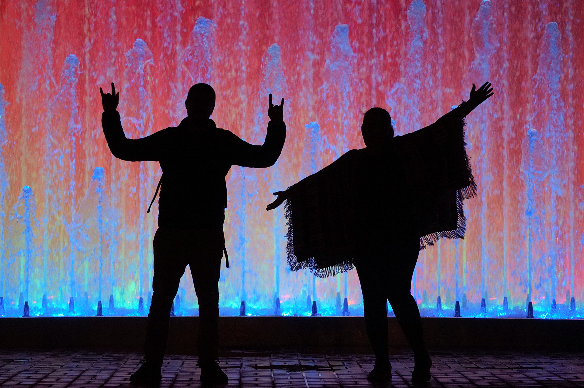 Danse devant fond rouge et bleu au Pérou