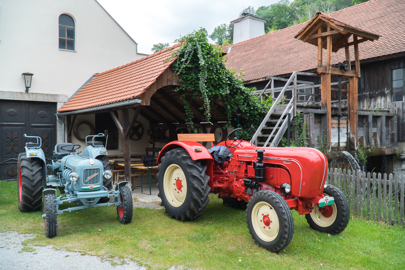 Deux tracteurs devant le Deutschfeistritz Scythe Forge Museum de Styrie