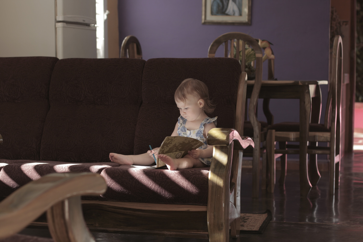 Enfant sur le sofa dans une casa particular à Cuba