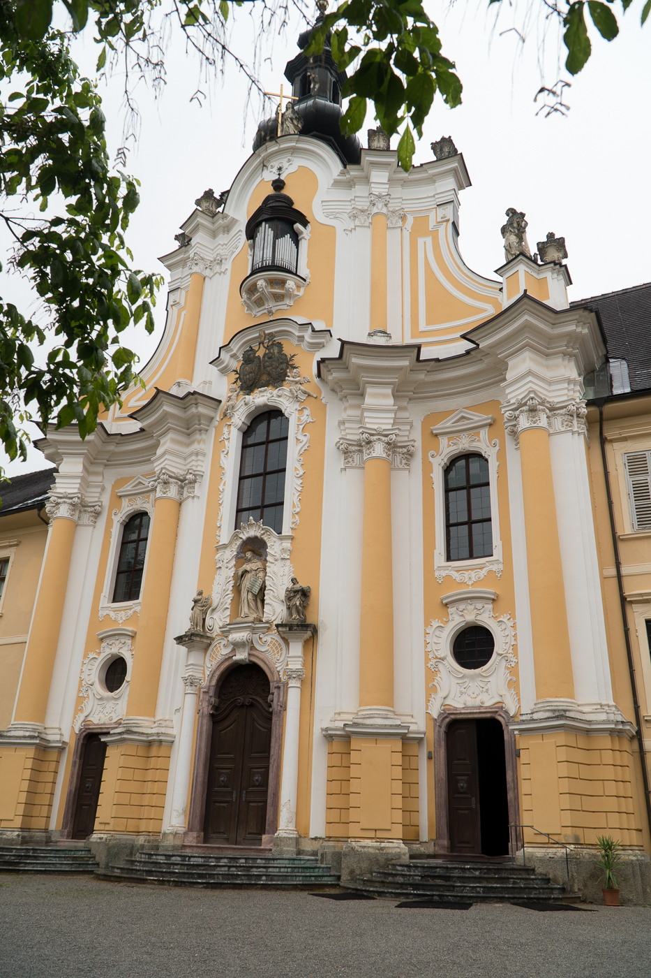 Façade jaune du monastère Stift Rein