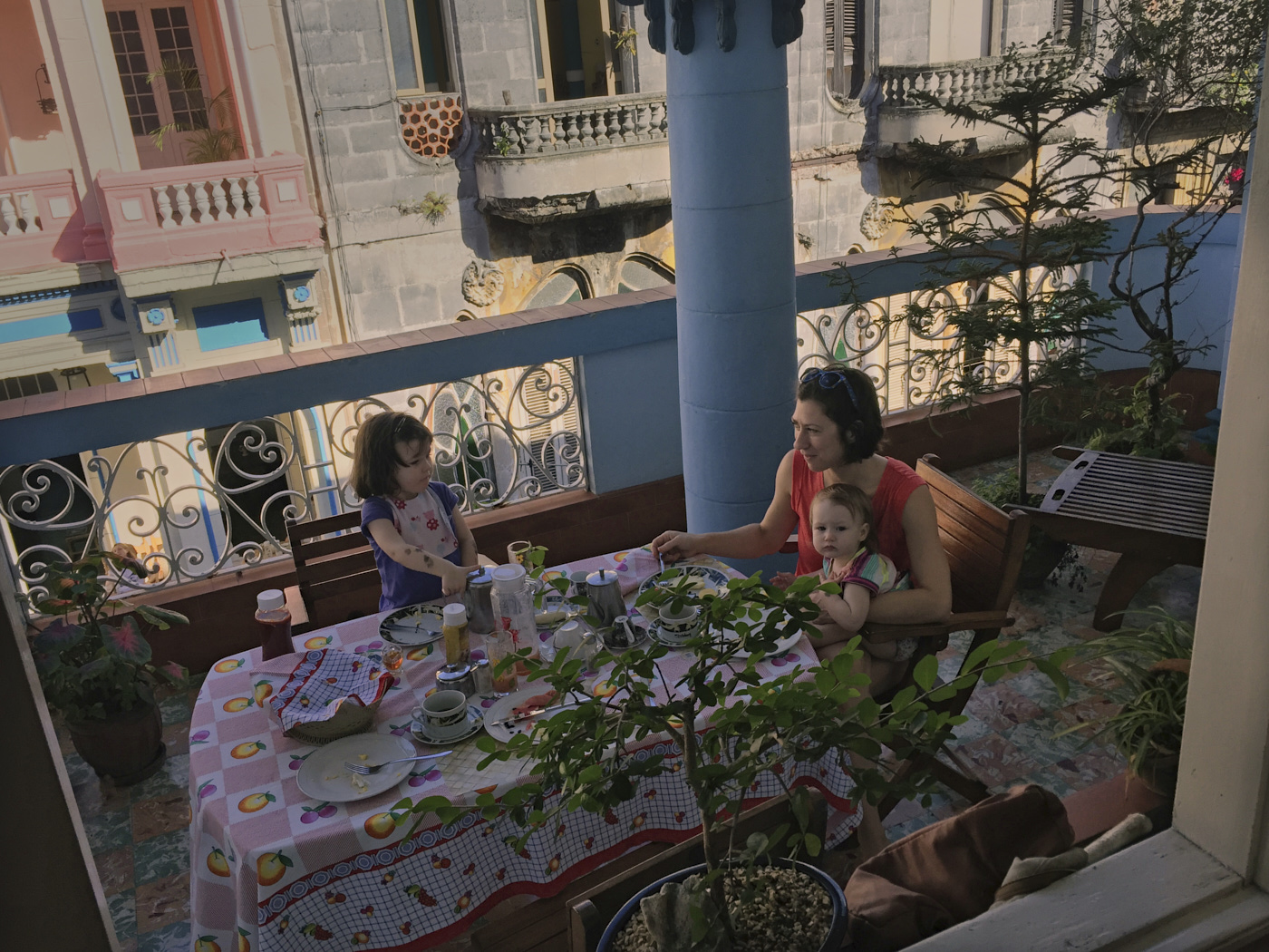 Famille qui déjeune sur le balcon cubain